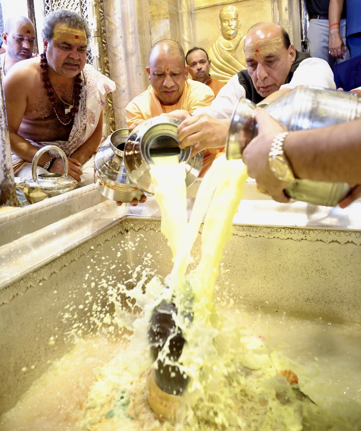 पीएम मोदी के जन्मदिन पर रक्षा मंत्री- सीएम योगी ने काशी विश्वनाथ मंदिर में की पूजा, दीर्घायु की कामना की