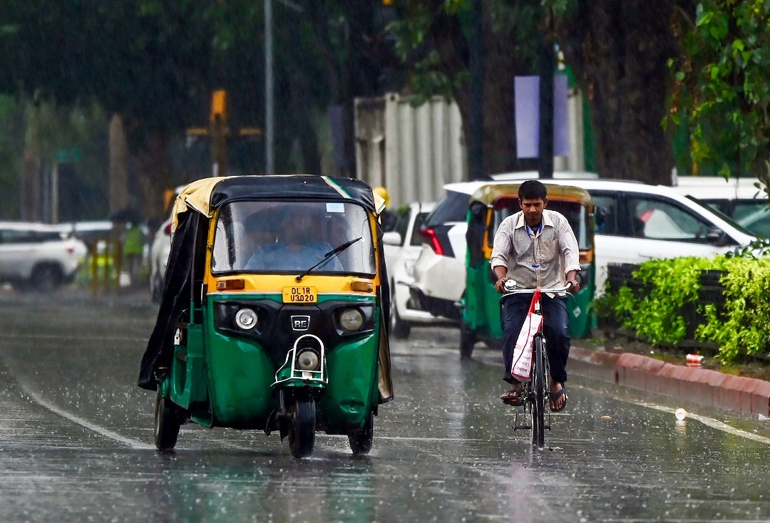 Weather Update News: दिल्ली-एनसीआर में बारिश के बाद उमसभरी गर्मी ने किया परेशान