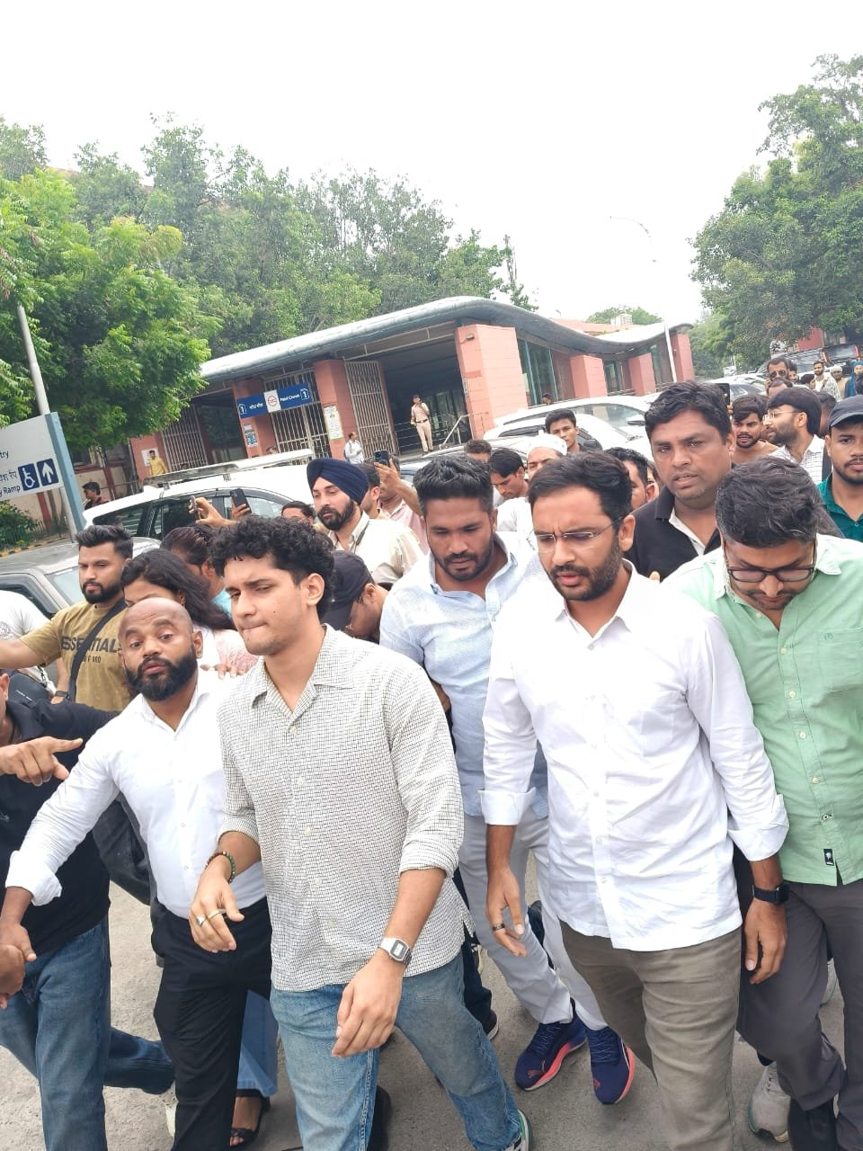 सीजेपी का पार्लियामेंट स्ट्रीट थाने पर प्रदर्शन, सौरव दास बोले- 2800 अपराधियों पर क्यों नहीं हुई कार्रवाई