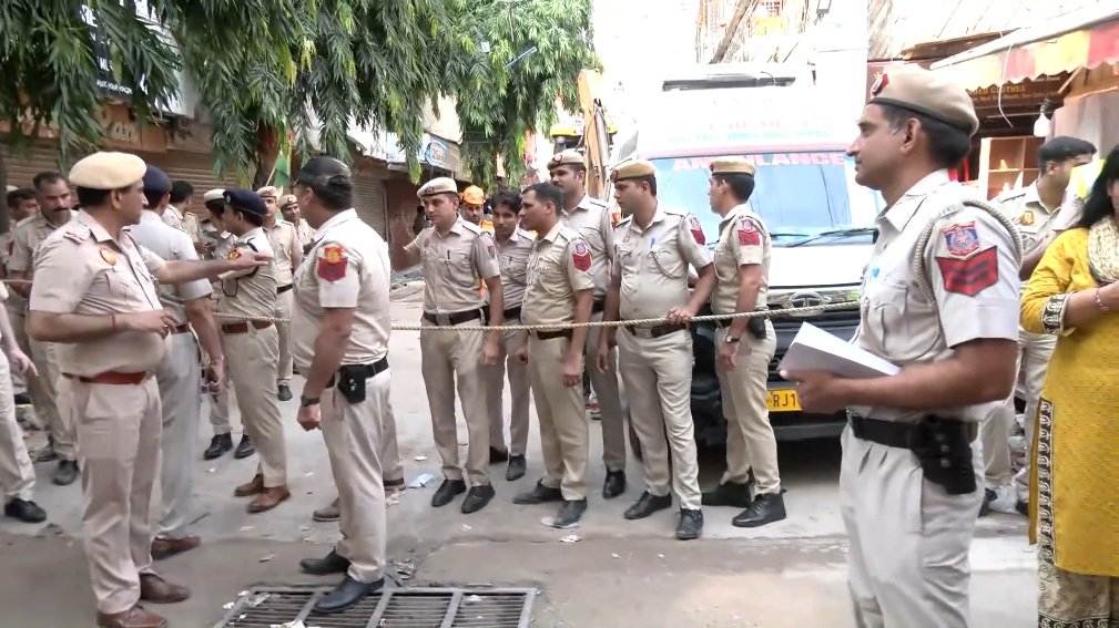 Delhi News : सत्य निकेतन हादसे के बाद ट्रैफिक पुलिस ने जारी की एडवाइजरी, इन रास्तों से बचें