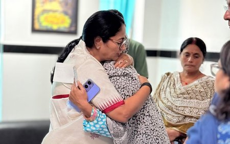 सत्य निकेतन हादसे के घायलों से मिलीं सीएम रेखा गुप्ता; बोलीं- 'सरकार देगी हरसंभव मदद, दोषी अधिकारियों और बिल्डर पर होगी सख्त कार्रवाई'