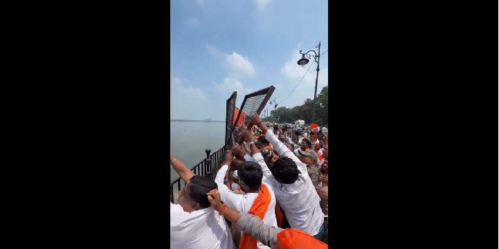 गणेश विसर्जन में बैरिकेड्स तोड़कर नदियों में मूर्तियां डुबोई, प्रदूषण की चिंता के बीच भी नहीं थमा सिलसिला