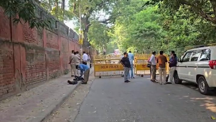 कालकाजी मंदिर के पास पुलिस बनकर आए तीन लोगों ने नाबालिग से किया गैंगरेप, एक गिरफ्तार