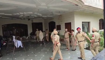 एसजीपीसी के पूर्व सदस्य अमरजीत सिंह चावला के घर पहुंची पुलिस; परिवार के सदस्यों से की पूछताछ 
