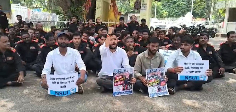 लखनऊ विश्वविद्यालय में करीब 100 सुरक्षाकर्मियों को नौकरी से निकाला, एनएसयूआई के साथ धरने पर बैठे गार्ड