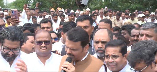 महाराष्ट्र : लातूर में किसानों से मिले सीएम फडणवीस, सूखा राहत के लिए असीमित फंड का दिया भरोसा