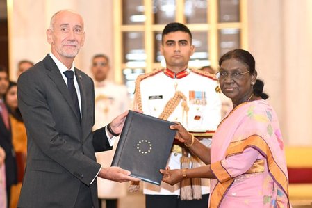 India-EU Relations: भारत में यूरोपीय संघ (EU) के नए राजदूत जीन-एरिक पाकेट ने राष्ट्रपति द्रौपदी मुर्मु को सौंपा परिचय पत्र