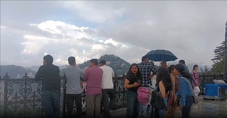 हल्की बारिश और ठंडी हवाओं से शिमला में बदला मौसम का मिजाज,पर्यटकों के खिले चेहरे 