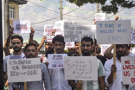 जम्मू-कश्मीर: स्टाइपेंड बढ़ाने की मांग को लेकर भूख हड़ताल पर बैठे मेडिकल कॉलेज के इंटर्न, बोले हम चाहते हैं लिखित आदेश 