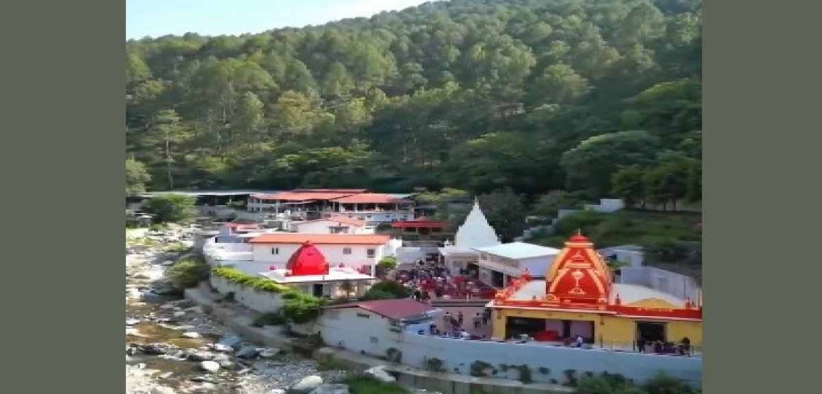 दो पहाड़ों के बीच बसा है बाबा नीम करौली का चमत्कारी धाम, लाखों भक्तों की है अटूट आस्था 