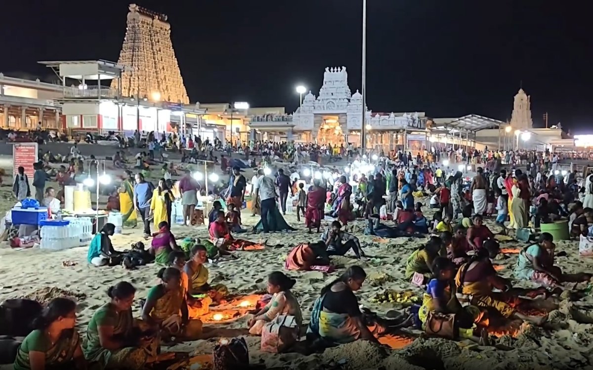 तमिलनाडु: तिरुचेंदूर सुब्रमण्य स्वामी मंदिर में उमड़ी श्रद्धालुओं की भीड़, समुद्र तट पर जलाए दीपक