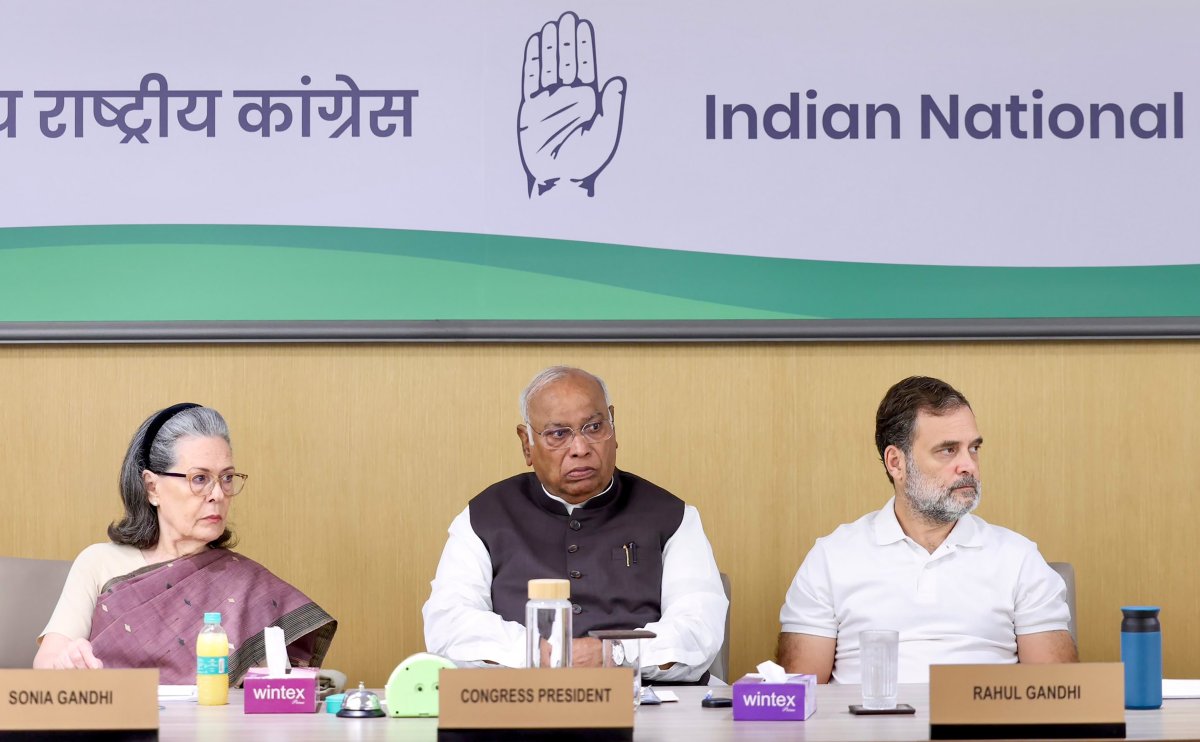 कांग्रेस कार्यसमिति की बैठक में मुख्य चुनाव आयुक्त के इस्तीफे को लेकर प्रस्ताव पारित    