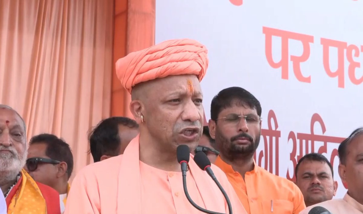 सीएम योगी बोले... बाबर-औरंगजेब में विश्वास रखने वाले आपकी आस्था का सम्मान नहीं कर सकते