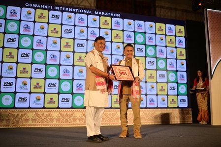 सीएम हिमंत बिस्वा सरमा और सुनील गावस्कर ने लॉन्च की गुवाहाटी इंटरनेशनल मैराथन; 12,000 धावक लेंगे हिस्सा, 1.25 करोड़ की इनामी राशि