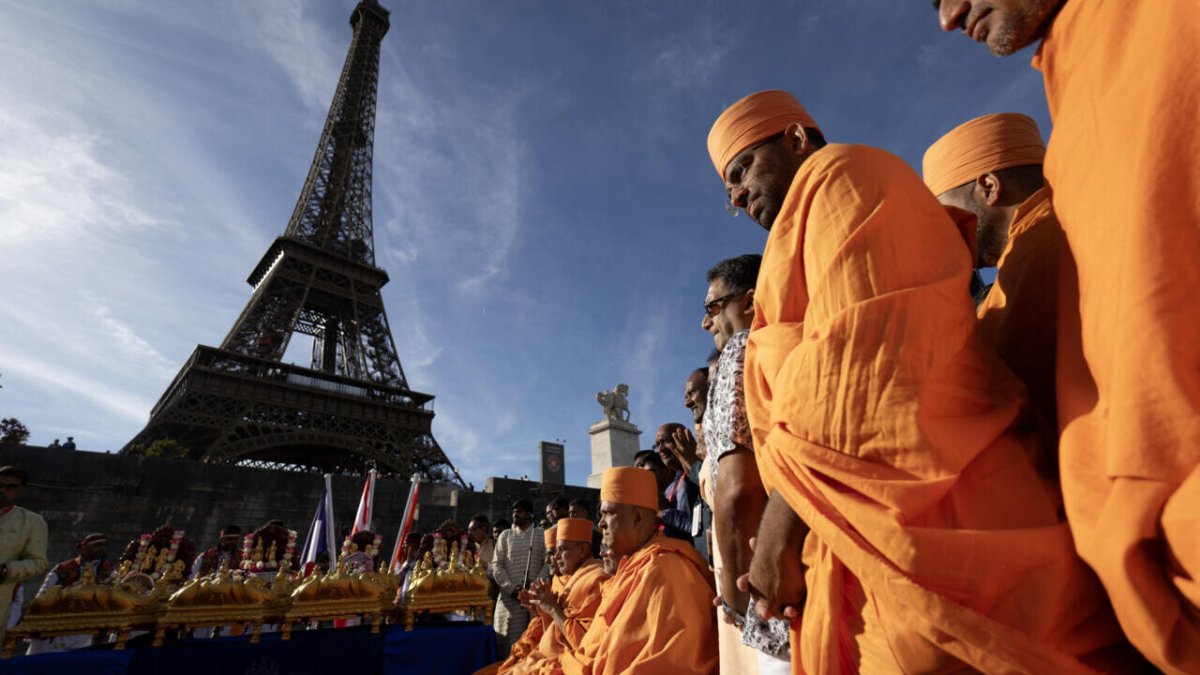 एफिल टॉवर पर BAPS हिंदू प्रतिनिधिमंडल के दौरे के दौरान महिला कर्मचारियों को हटाने पर बवाल 