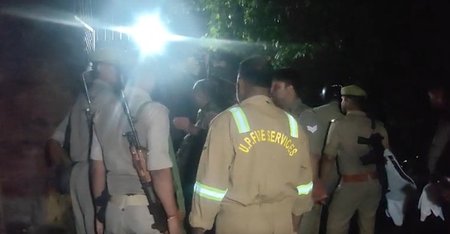 आजमगढ़ में दिल दहला देने वाली वारदात; सिरफिरे ने पत्नी, बेटे और 2 पंडितों को मारी गोली 
