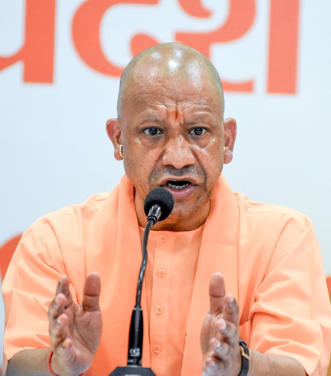 बारिश से खराब सड़कों को तत्काल मोटरेबल बनाएं, बरसात के बाद नवीनीकरण भी हो : सीएम योगी