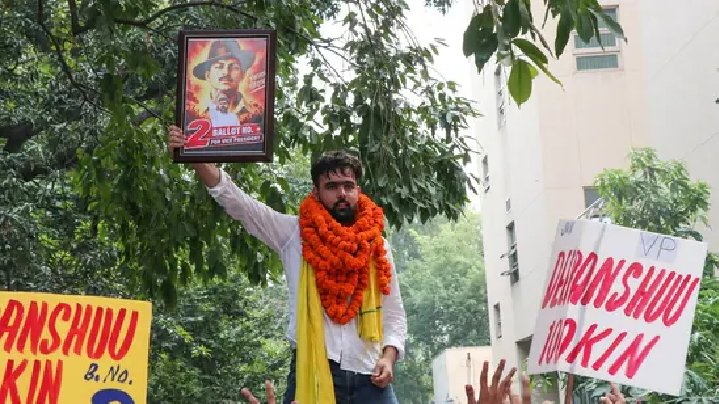  रच दिया इतिहास नंगे पैर प्रचार करने वाले दीपांशु शौकीन ने DUSU में तोड़े दो बड़े रिकॉर्ड
