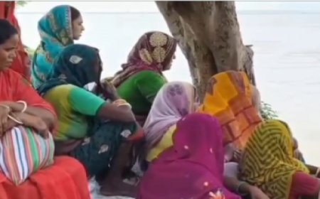 बिहार : 'हे मैया, तोरा प्रणाम...', रौद्र गंगा के आगे महिलाओं ने गीत गाकर शांत होने की लगाई गुहार