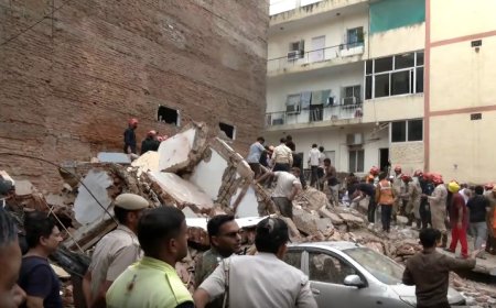 दिल्ली के सत्य निकेतन में इमारत गिरने पर सीएम रेखा ने जताई चिंता, कहा-राहत और बचाव कार्य जारी 