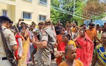 बिहार: बाढ़ग्रस्त शेखपुरा में लोगों ने अधिकारियों को बनाया बंधक, पुलिसकर्मियों के हथियार छीनने की कोशिश