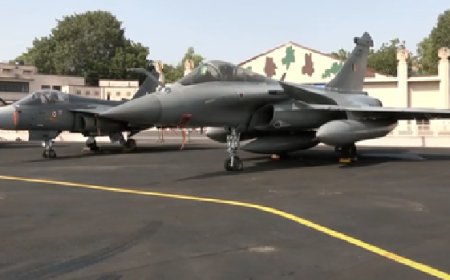 भारतीय लड़ाकू विमान तेजस में सवार हुए भारत व जापान के एयरफोर्स चीफ