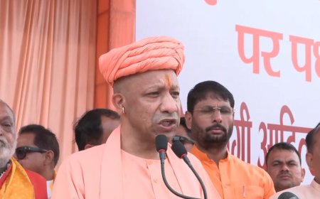 सीएम योगी बोले... बाबर-औरंगजेब में विश्वास रखने वाले आपकी आस्था का सम्मान नहीं कर सकते