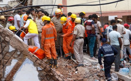 सत्य निकेतन हादसा: दिल्ली नगर निगम ने बगल की 'खतरनाक' इमारत को गिराने का दिया आदेश