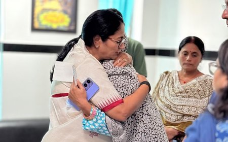 सत्य निकेतन हादसे के घायलों से मिलीं सीएम रेखा गुप्ता; बोलीं- 'सरकार देगी हरसंभव मदद, दोषी अधिकारियों और बिल्डर पर होगी सख्त कार्रवाई'