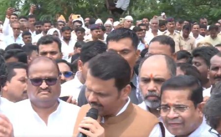 महाराष्ट्र : लातूर में किसानों से मिले सीएम फडणवीस, सूखा राहत के लिए असीमित फंड का दिया भरोसा