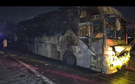 ग्रेटर नोएडा बस अग्निकांड : यात्रियों ने चालक को दी थी जलने की बदबू आने की सूचना, मामले में एफआईआर दर्ज