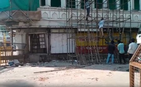 मध्य प्रदेश : कड़ी सुरक्षा के बीच उज्जैन में मस्जिद का अवैध हिस्सा हटाने का काम दूसरे दिन भी जारी 