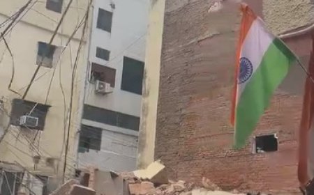 Delhi News : दक्षिण दिल्ली के सत्य निकेतन में इमारत गिरी, कई लोगों के फंसे होने की आशंका 