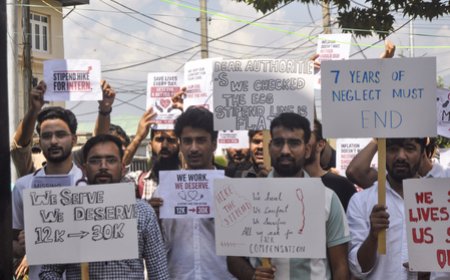जम्मू-कश्मीर: स्टाइपेंड बढ़ाने की मांग को लेकर भूख हड़ताल पर बैठे मेडिकल कॉलेज के इंटर्न, बोले हम चाहते हैं लिखित आदेश 