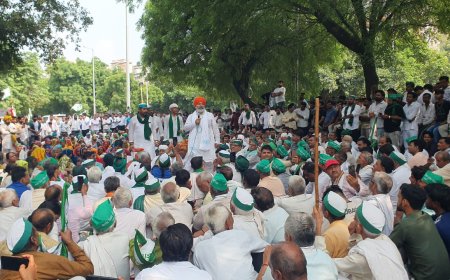 Kisan Protest Noida News Update : अपनी मांगों को लेकर किसानों का धरना तीसरे दिन भी जारी, तीनों प्राधिकरणों के बाहर डटे किसान