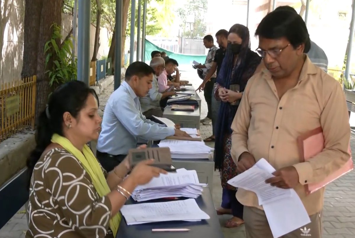  दिल्ली के रंजीत नगर में एसआईआर को लेकर विशेष कैंप, बीएलओ और अधिकारी कर रहे समस्याओं का समाधान
