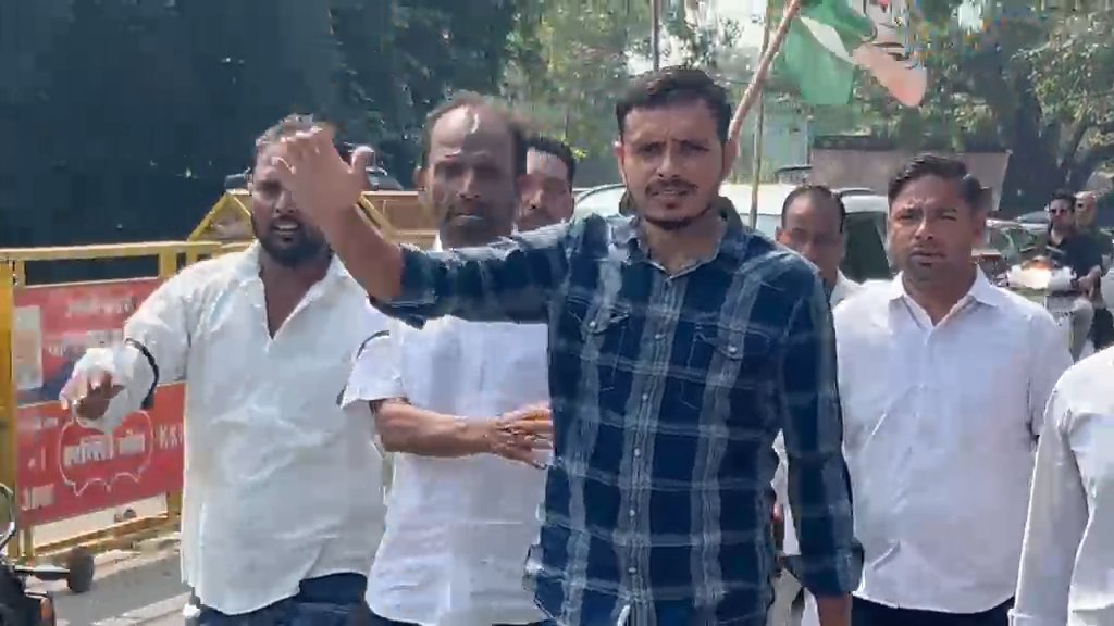 ज्ञानेश कुमार के खिलाफ मेरठ कलेक्ट्रेट पर युवा कांग्रेस ने किया प्रदर्शन 