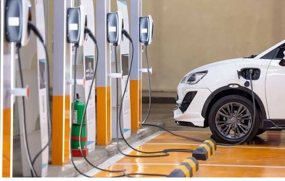EV charging stations: Noida में 78 जगह बनेंगे ईवी चार्जिंग स्टेशन