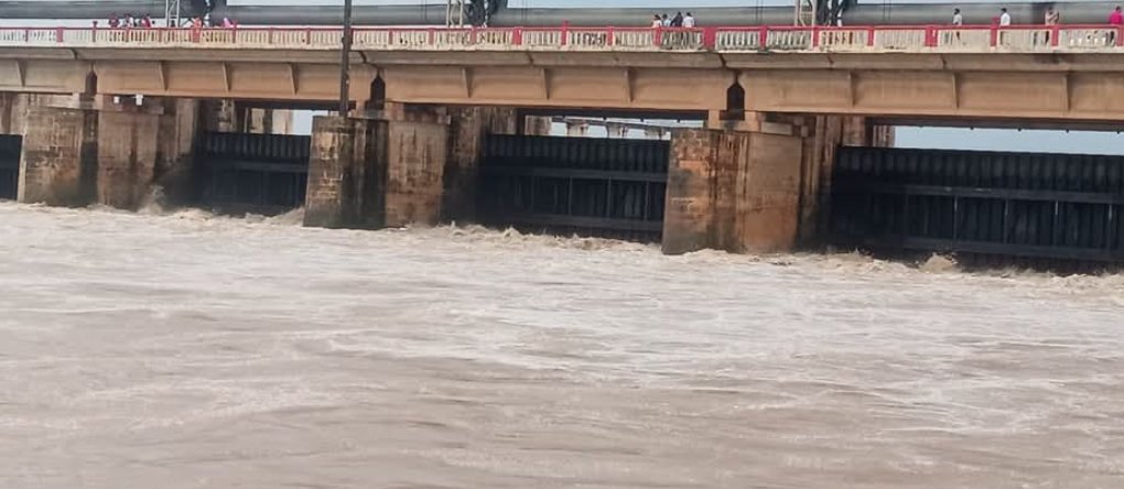 Bihar News : गंडक बाढ़ में तटबंध क्षति पर सरकार का एक्शन, गोपालगंज-छपरा के सात इंजीनियर निलंबित