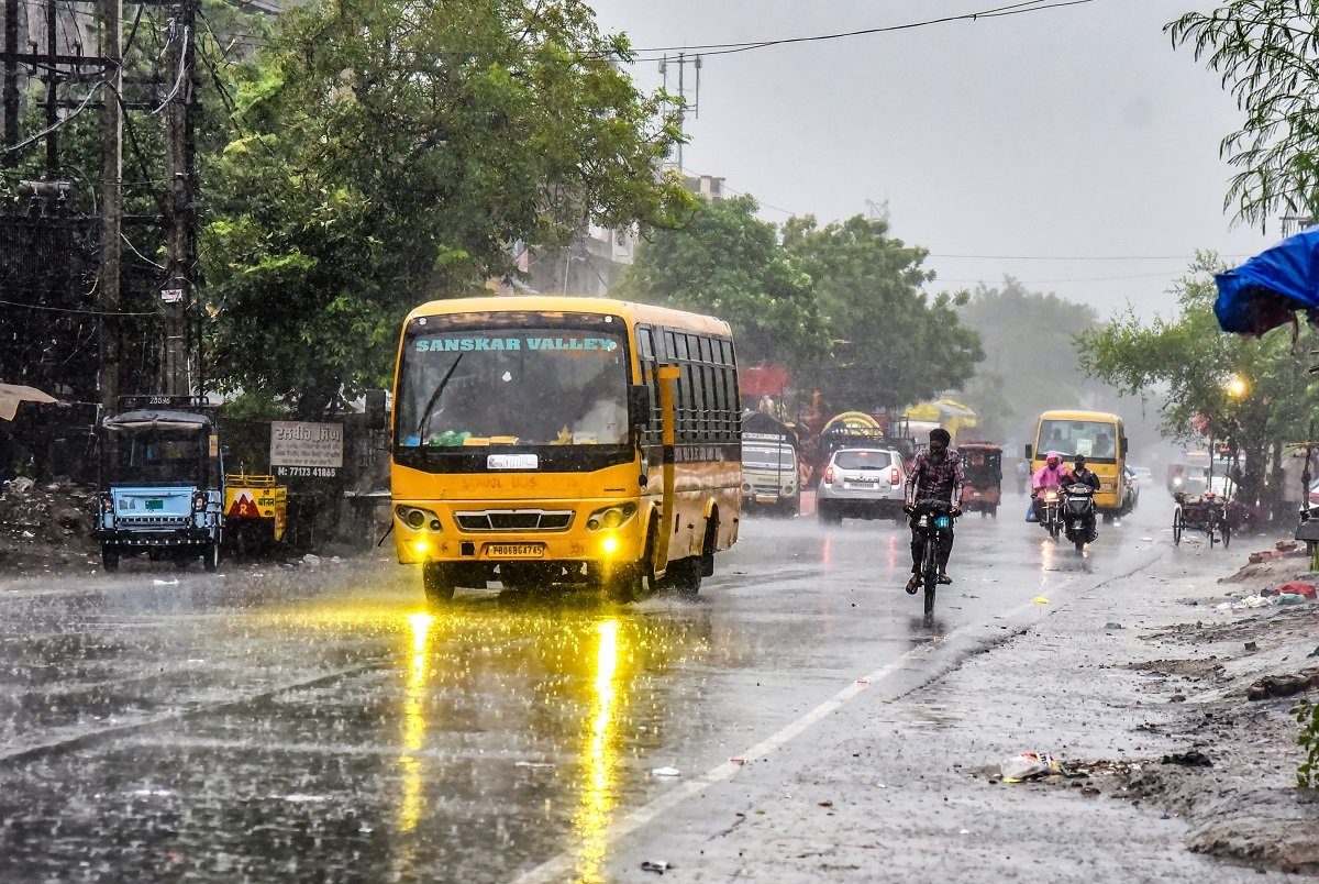 NCR में फिर बदलेगा मौसम का मिजाज, 6 अक्टूबर को बारिश के साथ तेज हवाओं की संभावना