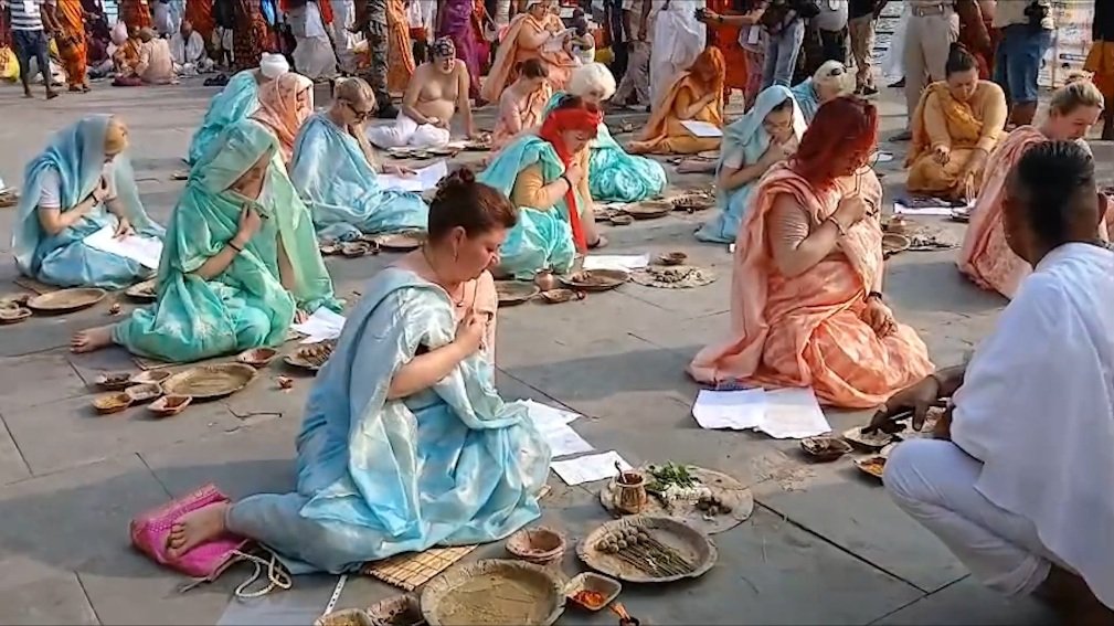 गया जी के देवघाट पर विदेशी तीर्थयात्रियों ने किया पिंडदान, पितरों की मोक्ष की कामना