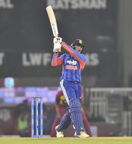अभिषेक शर्मा के निशाने पर सूर्यकुमार यादव का रिकॉर्ड, रांची टी20 में हासिल कर सकते हैं खास उपलब्धि 