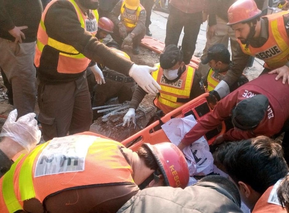 News Updates: पाकिस्तान के पेशावर में स्कूल हादसा, छत ढहने से 33 की मौत, स्कूल मालिक हिरासत में