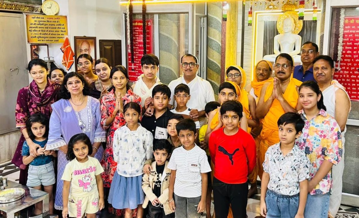 मेरठ: महावीर दिगंबर जैन मंदिर कचहरी रोड में बच्चों ने किया श्रीजी का अभिषेक एवं पूजन