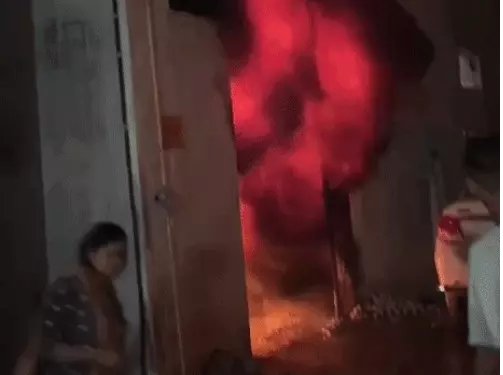 मेरठ: सेवानिवृत्त सूबेदार के घर में आग लगाकर फरार बाइक सवार, CCTV में आरोपी कैद; आग में घिरा पिता बच्चों को लेकर कूदा, दोनों पैर टूटे