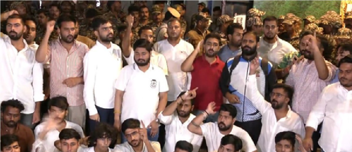 दिल्ली में प्रदर्शन : इंडियन यूथ कांग्रेस के प्रदर्शनकारियों को पुलिस ने किया डिटेन; ट्रैफिक एडवाइजरी भी जारी