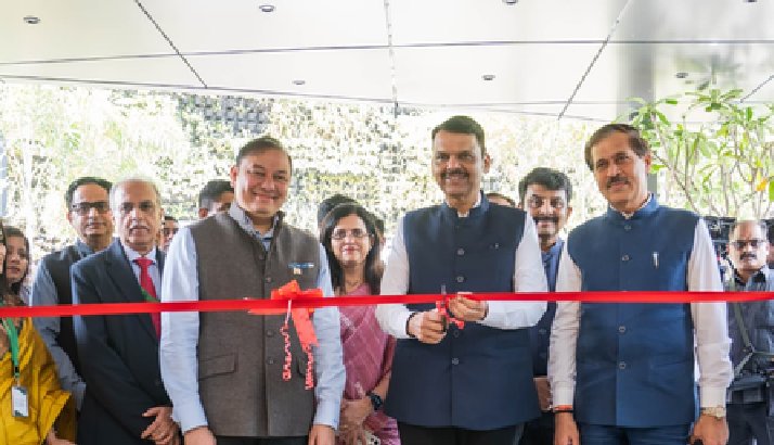धारावी एक्सपीरियंस सेंटर से इलाके के निवासियों के बीच बढ़ेगा भरोसा: मुख्यमंत्री फडणवीस