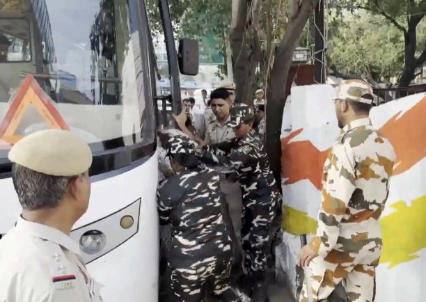 दिल्ली के जंतर-मंतर पर हलचल तेज; कई कंटेंट क्रिएटर्स समेत प्रदर्शनकारी हिरासत में, 4 किमी दायरे में इंटरनेट बंद, 
