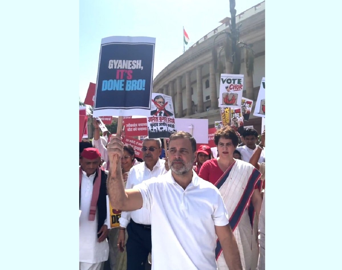 एसआईआर के खिलाफ इंडी गठबंधन का प्रदर्शन; निर्वाचन आयोग तक मार्च, विपक्ष ने ईसीई के इस्तीफे की मांग की