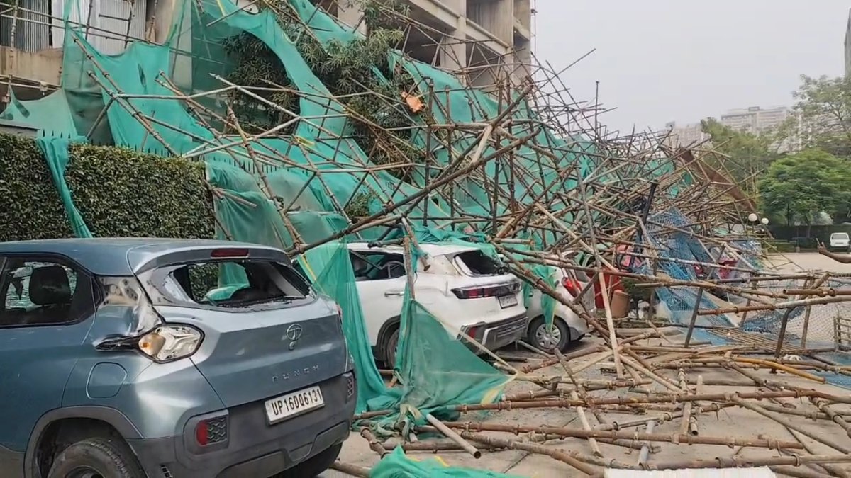नोएडा में तेज आंधी से निर्माणाधीन बिल्डिंग की शटरिंग गिरी, 14 गाड़ियां क्षतिग्रस्त